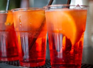 Twee cocktails op een bar